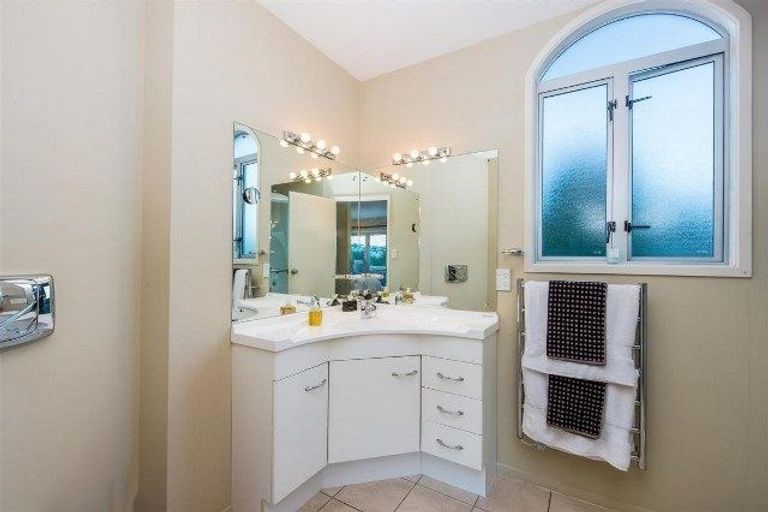 Photo of property in 20 Beechwood Road, Rothesay Bay, Auckland, 0630