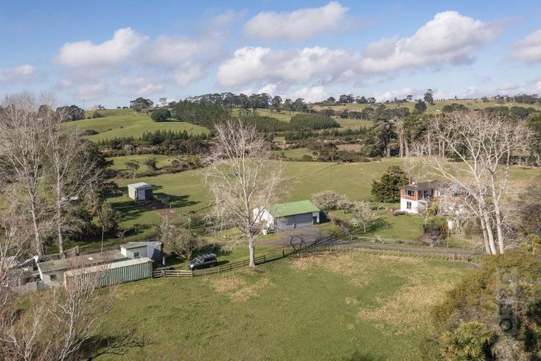 Photo of property in 271 Waitakere Road, Taupaki, Henderson, 0782