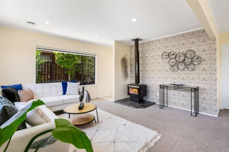 Photo of property in 2/16 Matisse Drive, West Harbour, Auckland, 0618