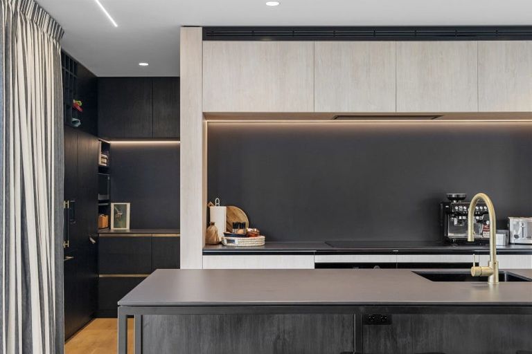 Photo of property in 32 Mount Pleasant Road, Mount Pleasant, Christchurch, 8081