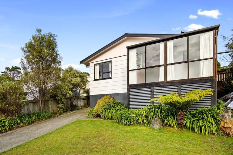 Photo of property in 6 Whitechapel Grove, Stokes Valley, Lower Hutt, 5019