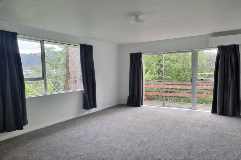 Photo of property in 58b Raroa Terrace, Tawa, Wellington, 5028