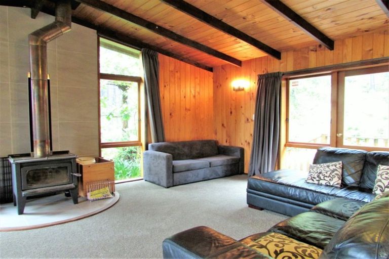 Photo of property in 130 Wyndham Road, Pinehaven, Upper Hutt, 5019