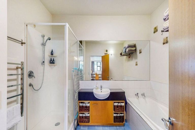 Photo of property in Endeavour Apartments, 9/125 Thorndon Quay, Pipitea, Wellington, 6011