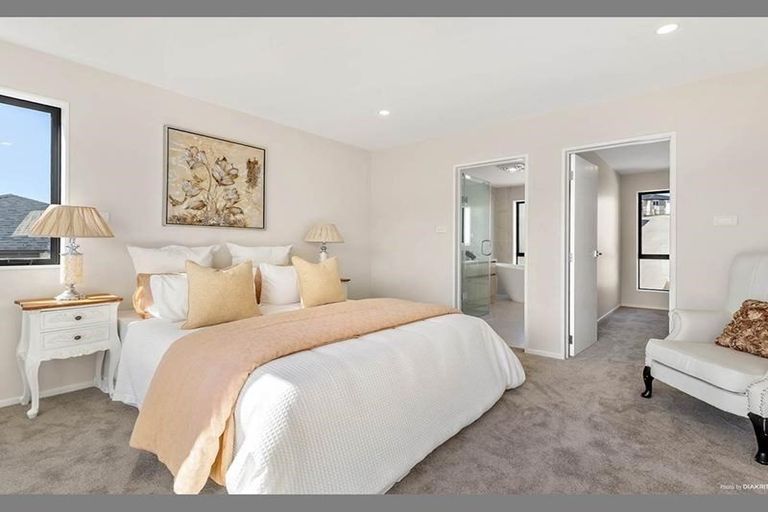 Photo of property in 18 Para Close, Fairview Heights, Auckland, 0632