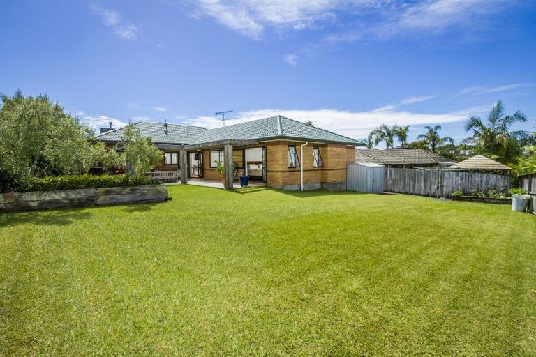 Photo of property in 23 Hugh Green Drive, Pinehill, Auckland, 0632