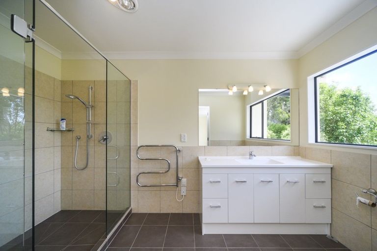 Photo of property in 68 Kereru Drive, Turitea, Palmerston North, 4472