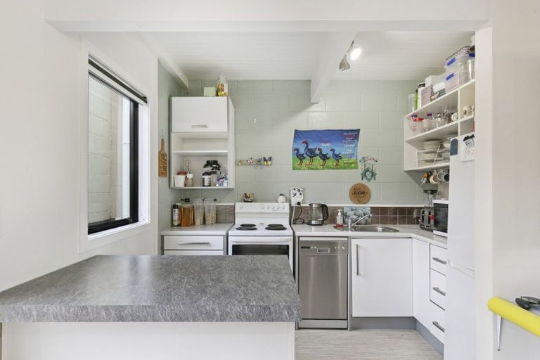 Photo of property in 118 Akaroa Drive, Maupuia, Wellington, 6022