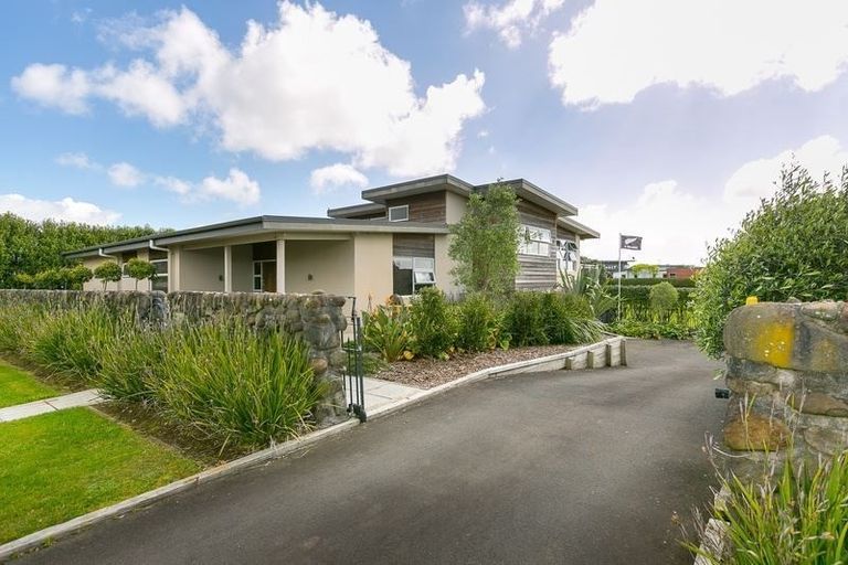 Photo of property in 3 Sampson Avenue, Waiwhakaiho, New Plymouth, 4312