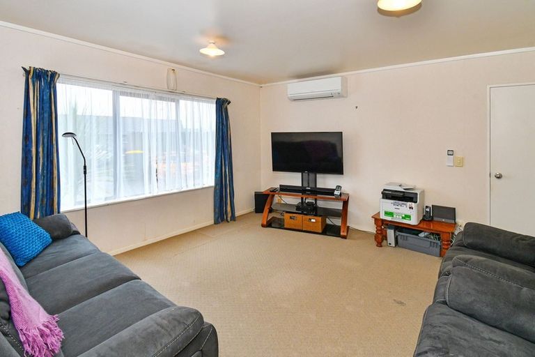 Photo of property in 20 Randwick Place, Randwick Park, Auckland, 2105