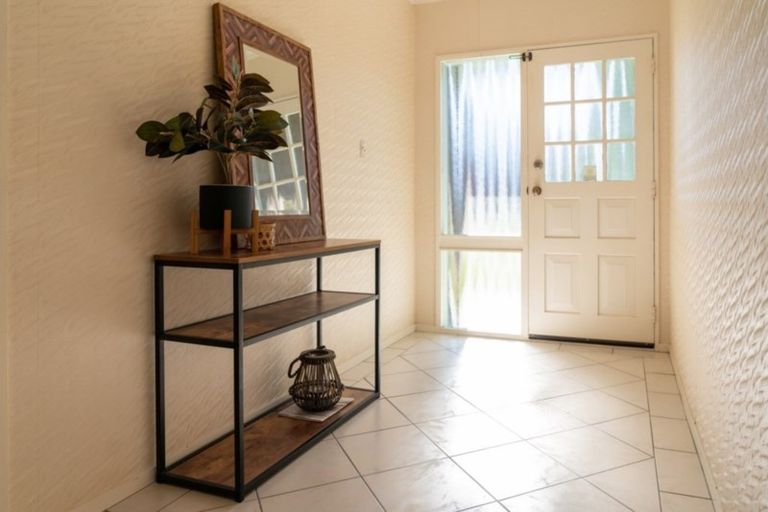 Photo of property in 1b Westview Grove, Miramar, Wellington, 6022