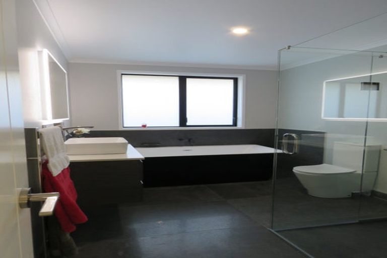 Photo of property in 2 Paapaka Way, Waiuku, 2123