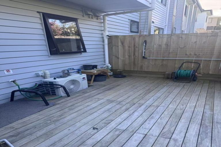 Photo of property in 3/16 Buisson Glade, West Harbour, Auckland, 0618