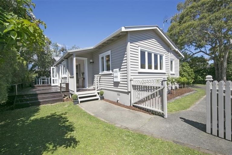 Photo of property in 2/4 Cleve Road, Green Bay, Auckland, 0604