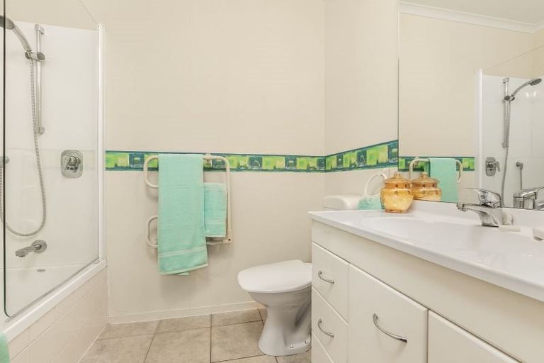 Photo of property in 46 Sandwick Drive, Weymouth, Auckland, 2103