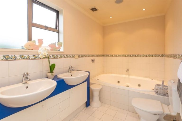 Photo of property in 22 Helmores Lane, Merivale, Christchurch, 8014