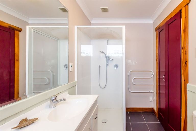 Photo of property in 72 Tilley Road, Paekakariki, 5034