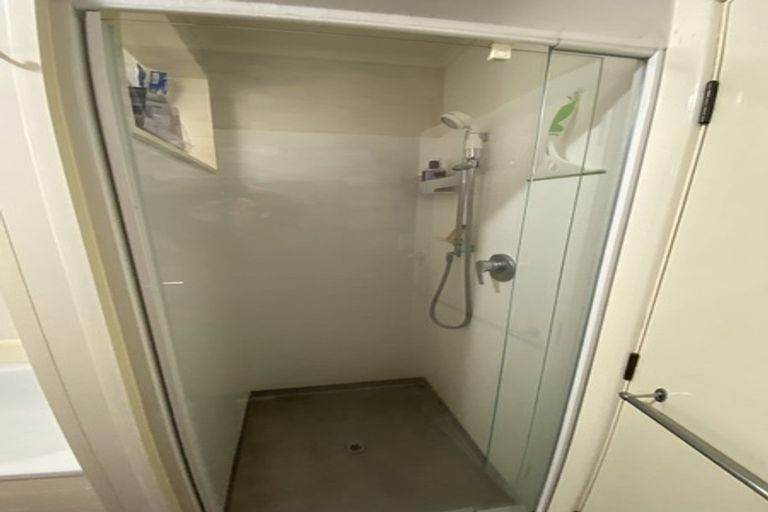 Photo of property in 12 Kinapori Terrace, Newlands, Wellington, 6037