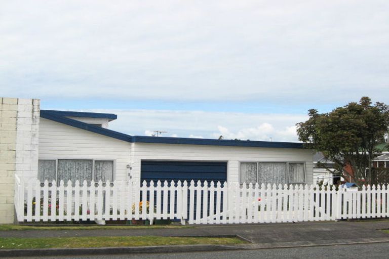 Photo of property in 4a Brierley Place, Marfell, New Plymouth, 4310