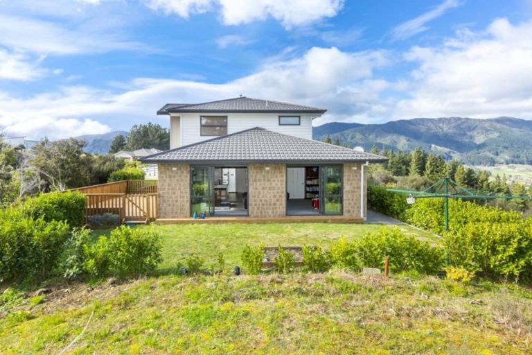 Photo of property in 24 Mount Marua Way, Timberlea, Upper Hutt, 5018