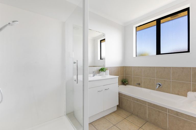 Photo of property in 185 Keri Vista Rise, Papakura, 2110