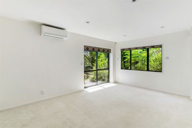 Photo of property in 327c Glenfield Road, Glenfield, Auckland, 0629