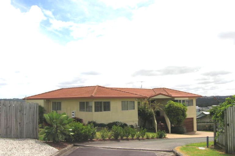 Photo of property in 14 Mannikin Place, Unsworth Heights, Auckland, 0632