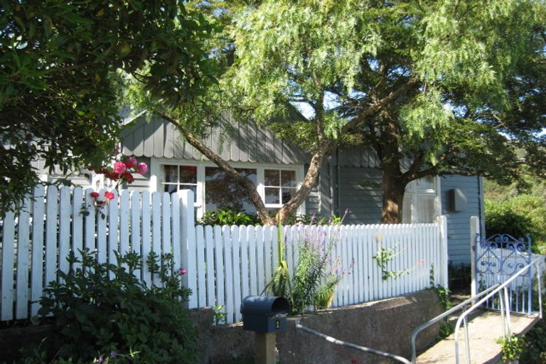 Photo of property in 1 Ross Parade, Lyttelton, 8082