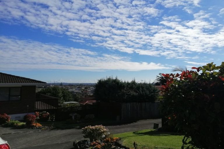 Photo of property in 70 Dalwhinnie Parade, Highland Park, Auckland, 2010