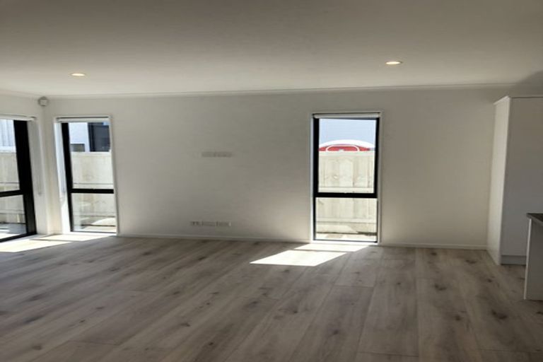 Photo of property in 33 Pepene Avenue, Takanini, 2112