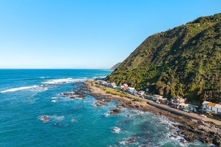 Photo of property in 2/104 Owhiro Bay Parade, Owhiro Bay, Wellington, 6023