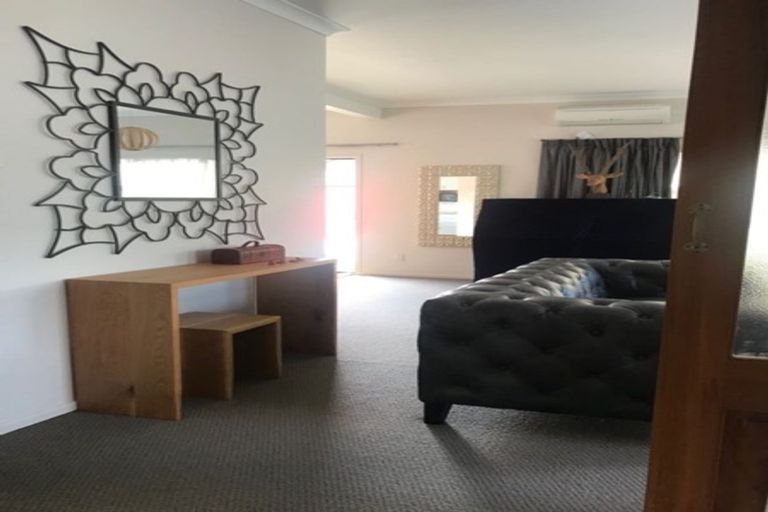 Photo of property in 12 Walmer Road, Point Chevalier, Auckland, 1022
