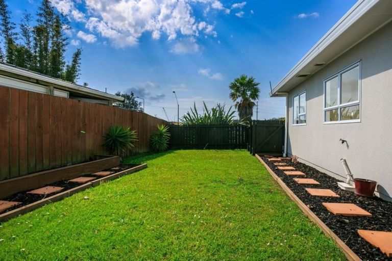 Photo of property in 2/1 Caribbean Drive, Unsworth Heights, Auckland, 0632