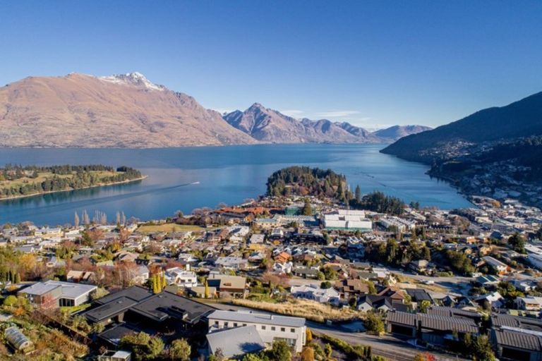 Photo of property in 11 Belfast Terrace, Queenstown, 9300