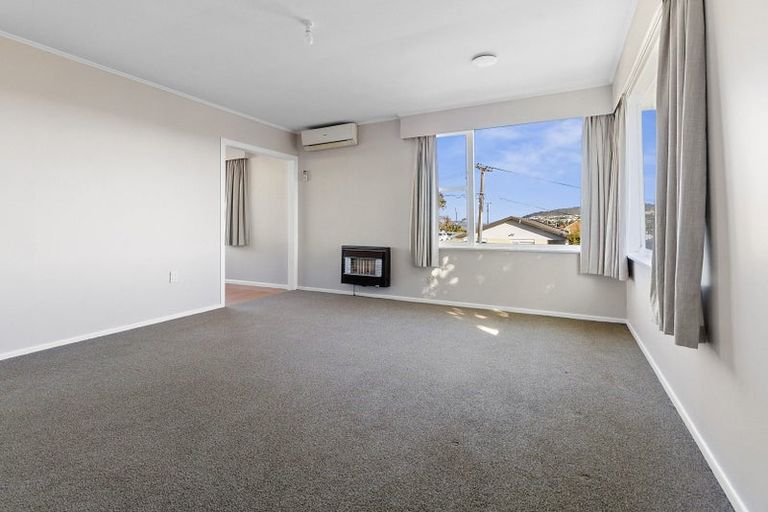 Photo of property in 3a Kinapori Terrace, Newlands, Wellington, 6037