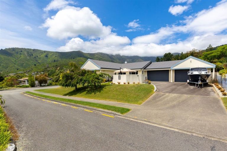 Photo of property in 8 Ranui Street, Waikawa, Picton, 7220
