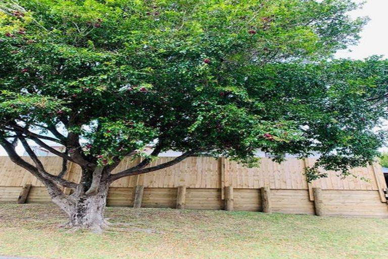 Photo of property in 2/72 Aeroview Drive, Beach Haven, Auckland, 0626