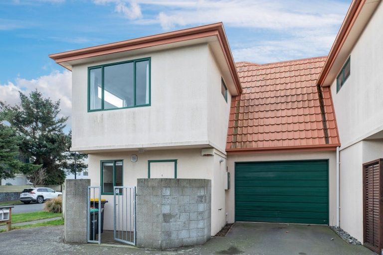 Photo of property in 68 Thackeray Place, Waltham, Christchurch, 8023