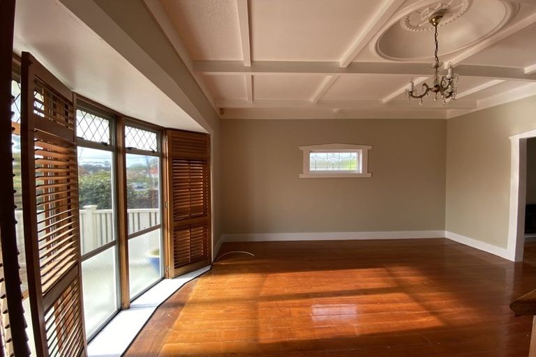 Photo of property in 6 Riro Street, Point Chevalier, Auckland, 1022