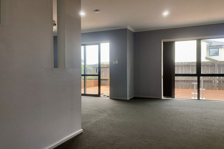 Photo of property in 10 Millcroft Lane, Ranui, Auckland, 0612