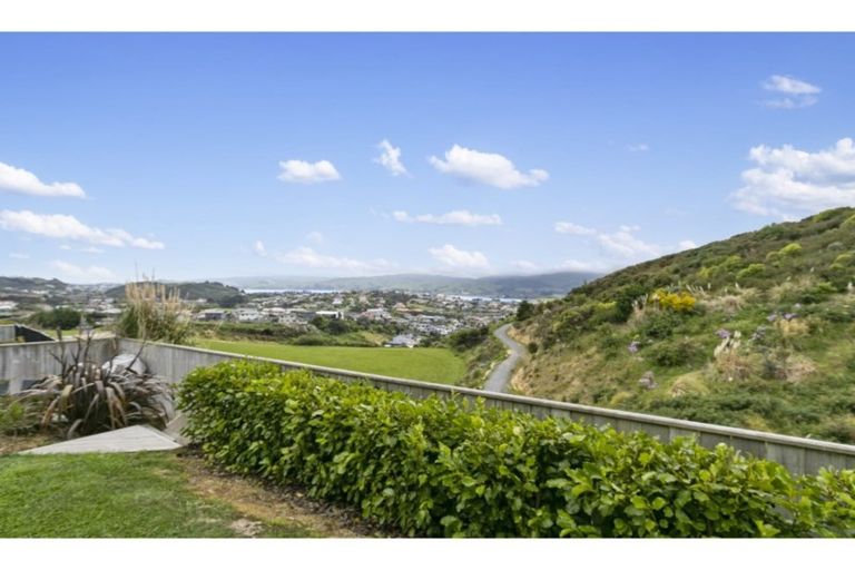 Photo of property in 15 Canary Way, Whitby, Porirua, 5024