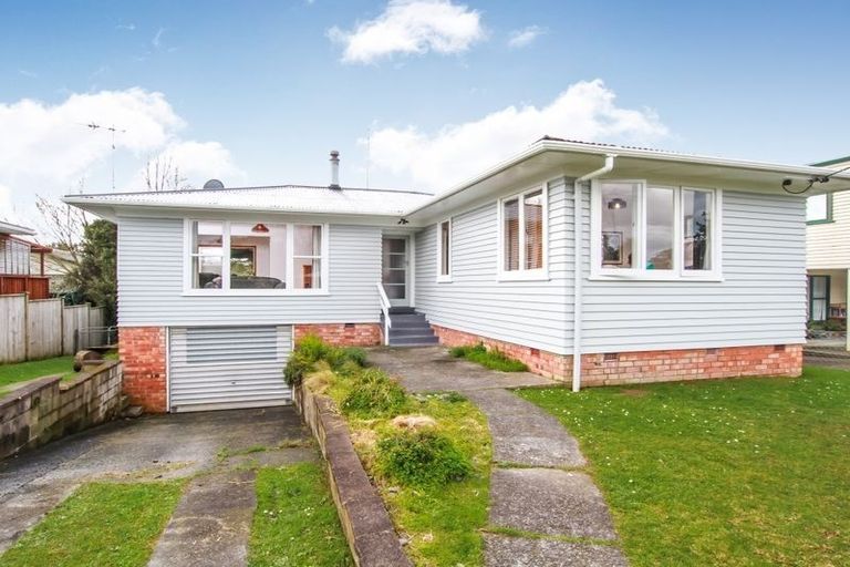 Photo of property in 12 Cron Avenue, Te Atatu South, Auckland, 0610