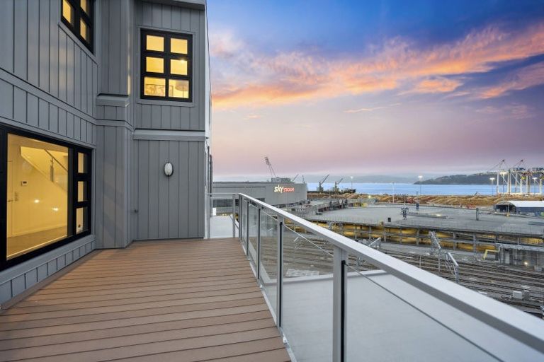 Photo of property in Endeavour Apartments, 1/125 Thorndon Quay, Pipitea, Wellington, 6011