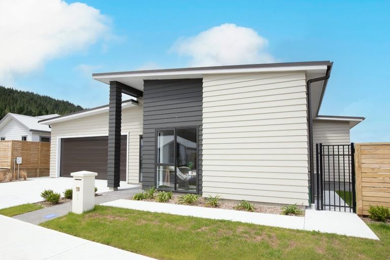 Photo of property in 8 Te Ara O Roimata, Wainuiomata, Lower Hutt, 5014