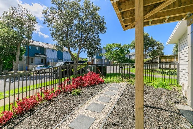 Photo of property in 3/5 John Jennings Drive, Oteha, Auckland, 0632