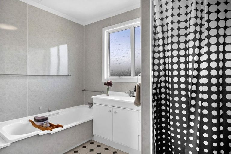 Photo of property in 27 Cameron Street, Hawera, 4610