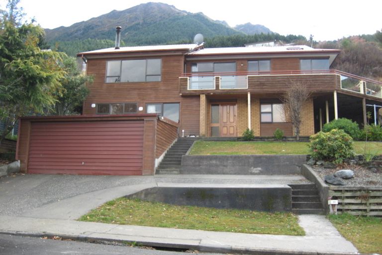 Photo of property in 48 Wynyard Crescent, Fernhill, Queenstown, 9300