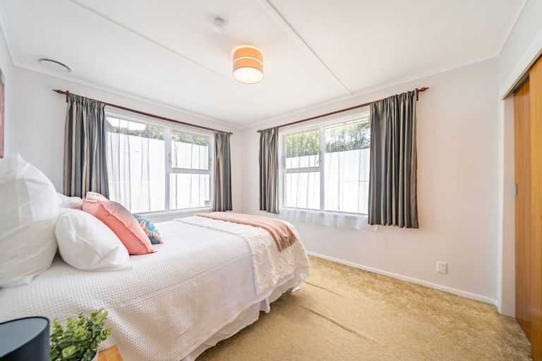 Photo of property in 37 Hillside Drive, Maoribank, Upper Hutt, 5018