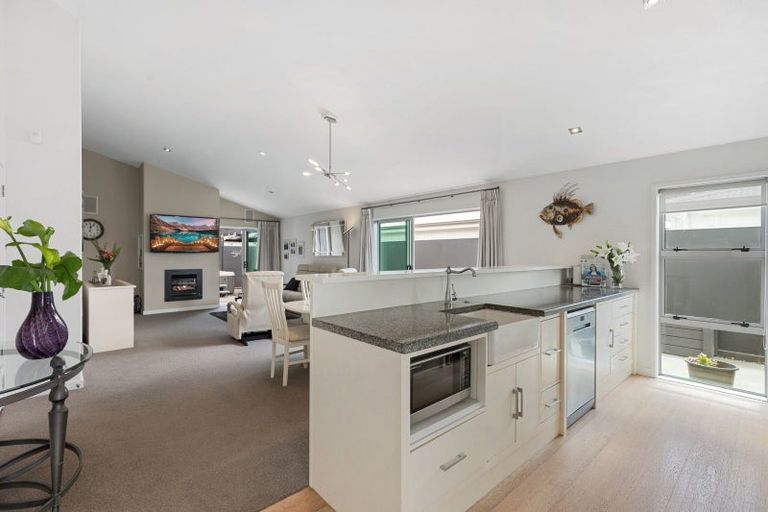 Photo of property in 15 Lennon Way, Papamoa Beach, Papamoa, 3118