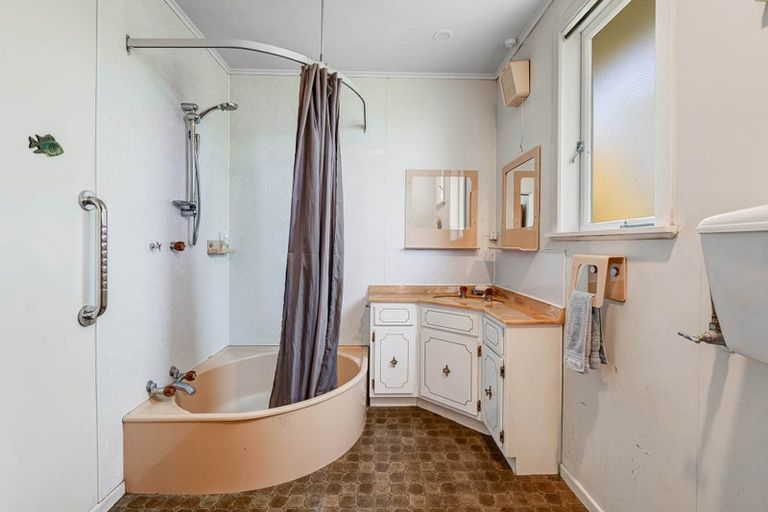 Photo of property in 46 Colwill Road, Massey, Auckland, 0614